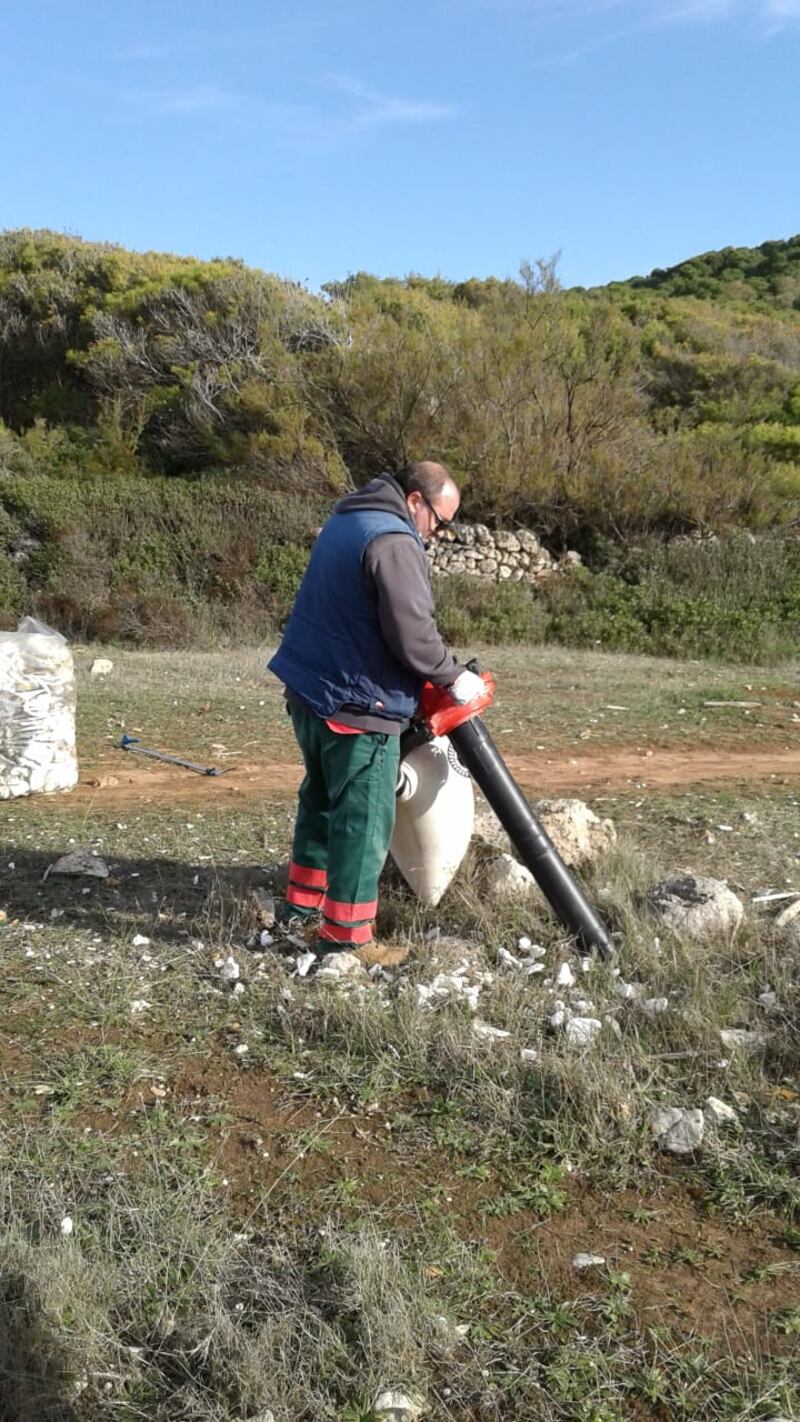 Lecce, l mareggiata ricopre la spiaggia di polistirolo 2