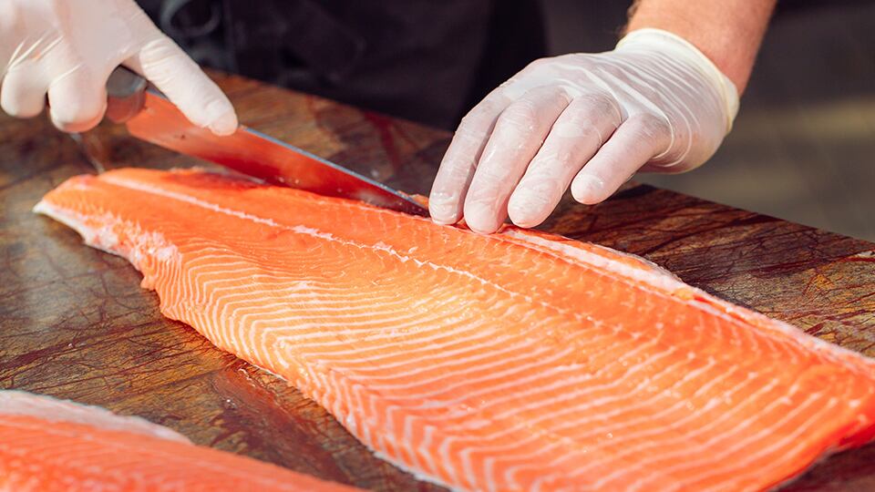 Ecco il trucco per riconoscere se il salmone è buono