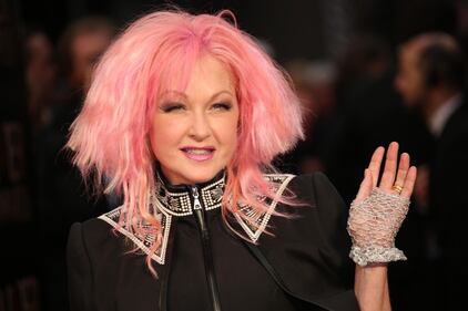 Cyndi lauper premiata con una stella sulla Walk of Fame 2