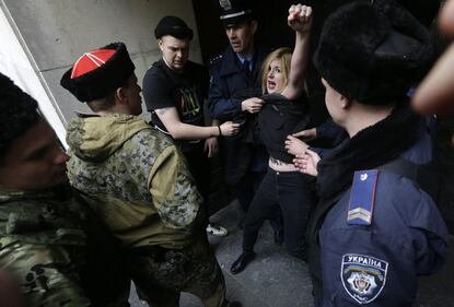 Simferopoli, le Femen protestano contro Putin 12