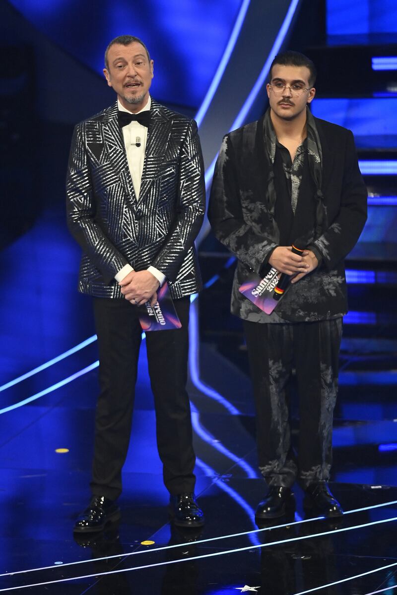 Sanremo 2024: ecco il look della terza serata del Festival di Geolier 1
