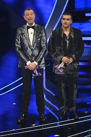 Sanremo 2024: ecco il look della terza serata del Festival di Geolier 1
