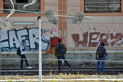 I migranti di accampano sui binari della ferrovia a Ventimiglia 3