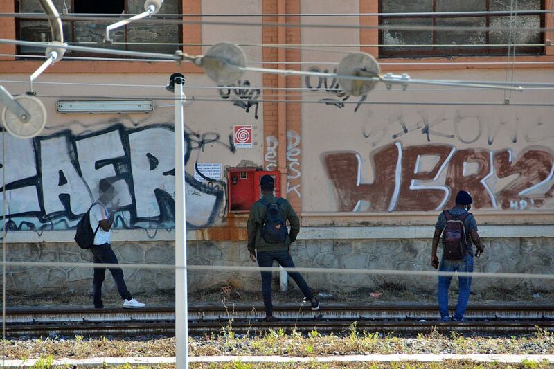 I migranti di accampano sui binari della ferrovia a Ventimiglia 3