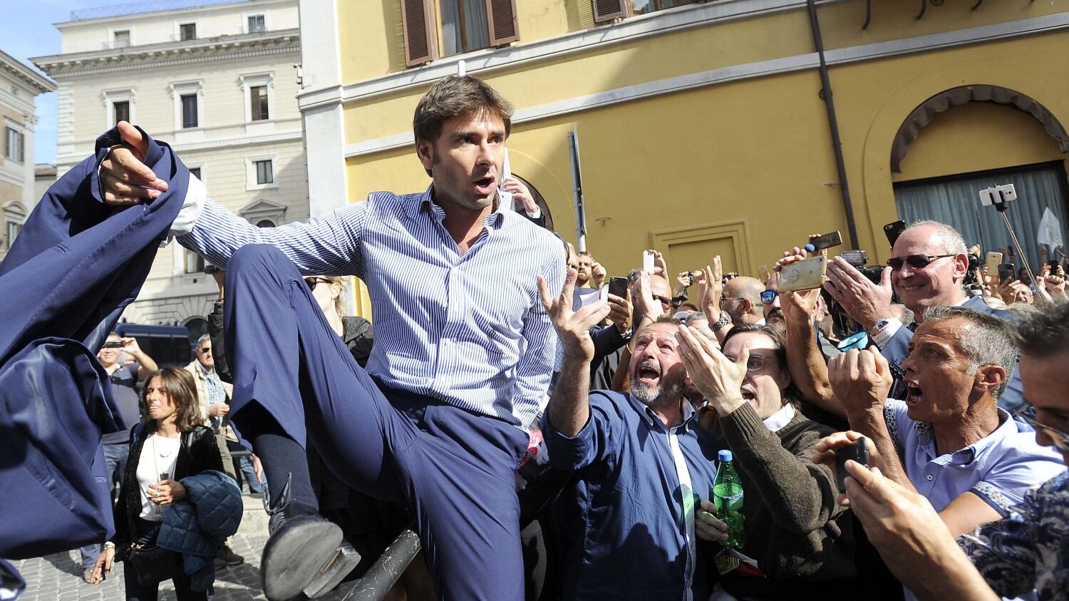 Di Battista al Cav "Non siamo una setta"