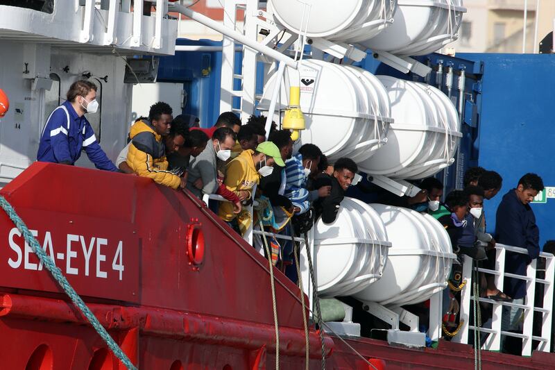 Sea Eye 4 al porto di Trapani: ecco le immagini dello sbarco 4