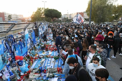Assembramenti a Napoli per Maradona 7
