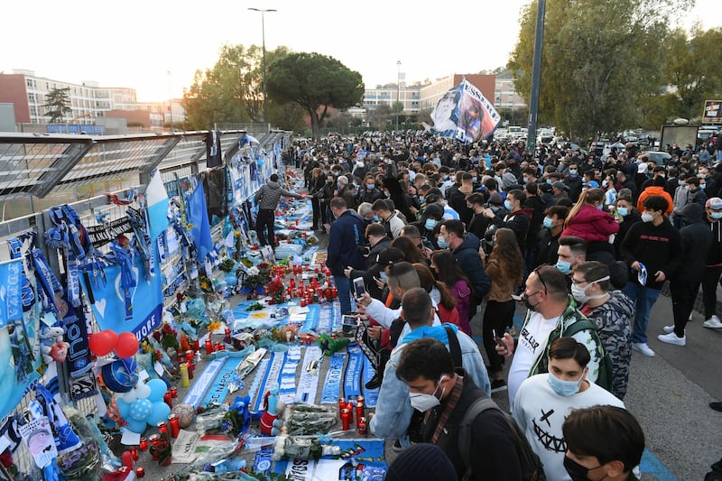 Assembramenti a Napoli per Maradona 7