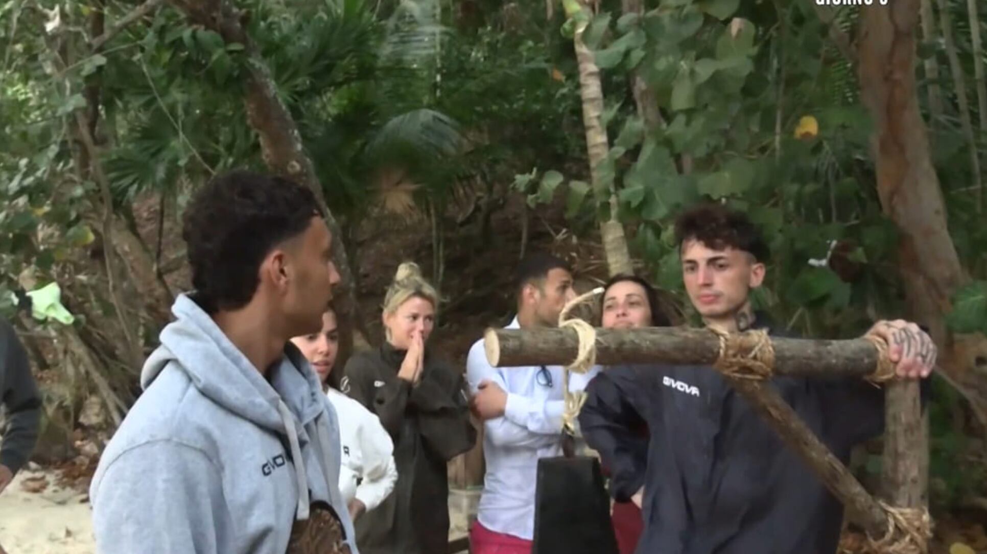 "Testa di ca...". Lite furiosa nel gruppo dei giovani: ecco cosa è successo all'Isola dei Famosi