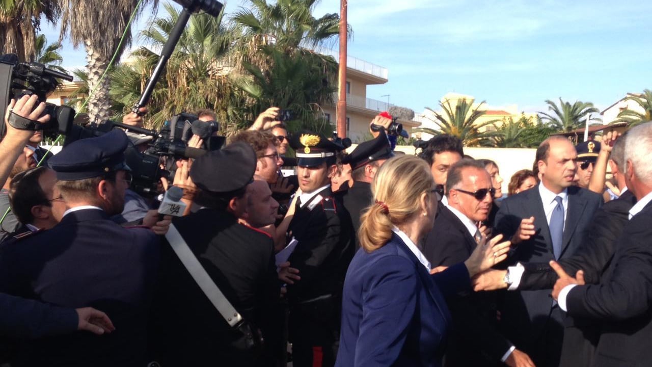 Funerali dei profughi: Alfano aggredito