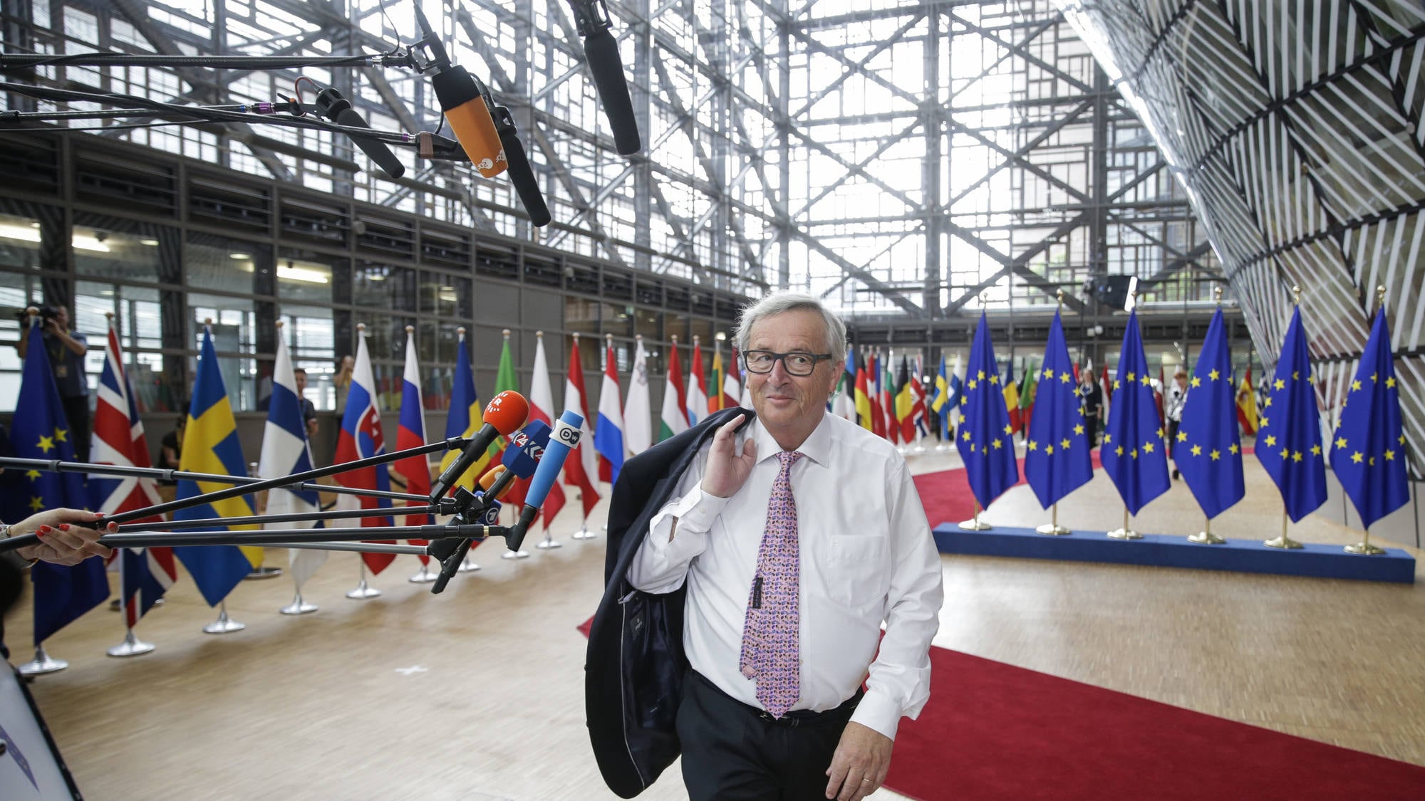 Brexit, Juncker risponde alla May: "Offerta non è sufficiente"