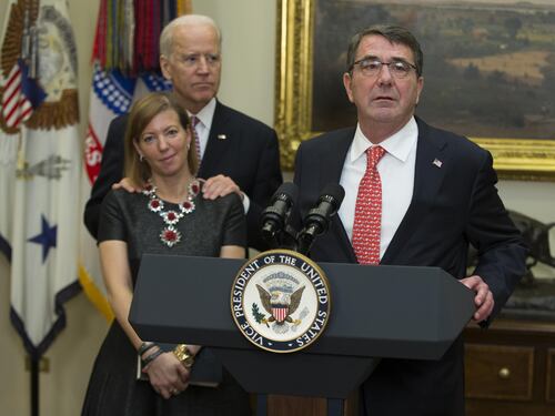 I massaggi di Biden alla moglie del ministro