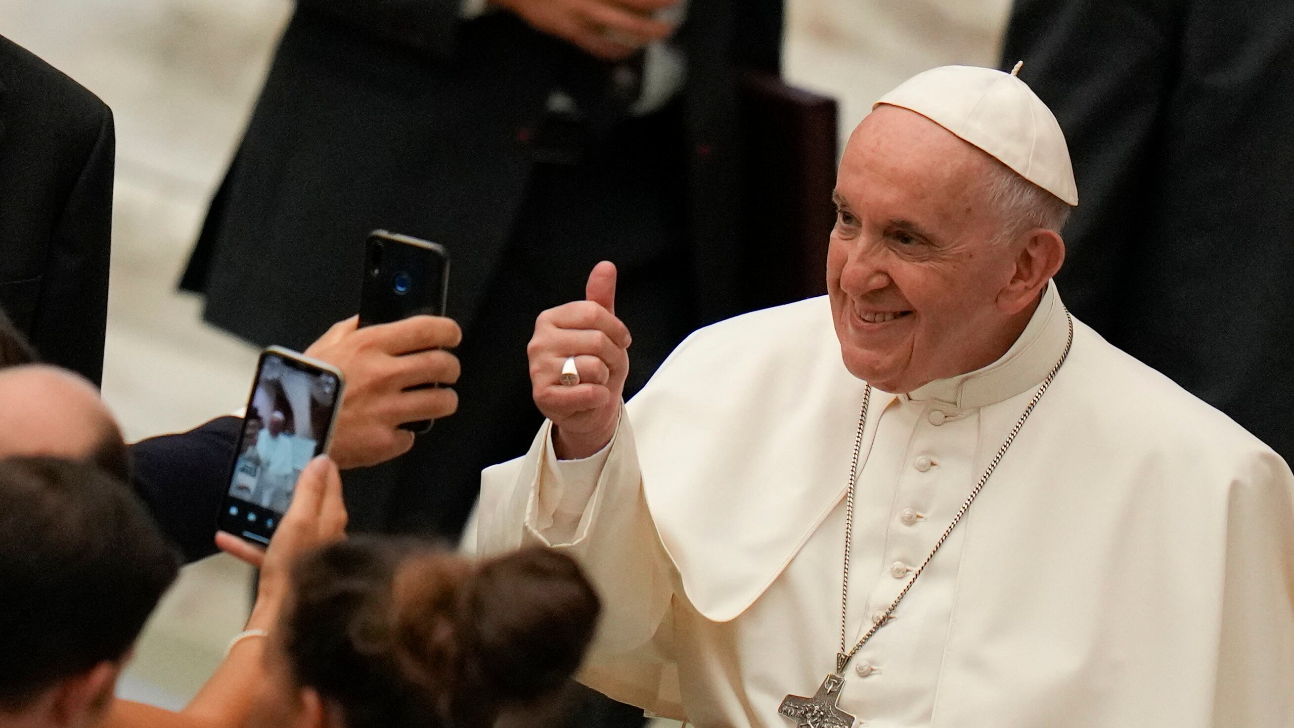 Il Papa ai francesi: "Abusi? Condanne a morte". E mette una donna a governare il Vaticano
