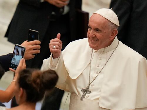 Il Papa ai francesi: "Abusi? Condanne a morte". E mette una donna a governare il Vaticano
