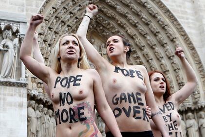 Blitz delle Femen a Notre Dame: la Chiesa le denuncia 7