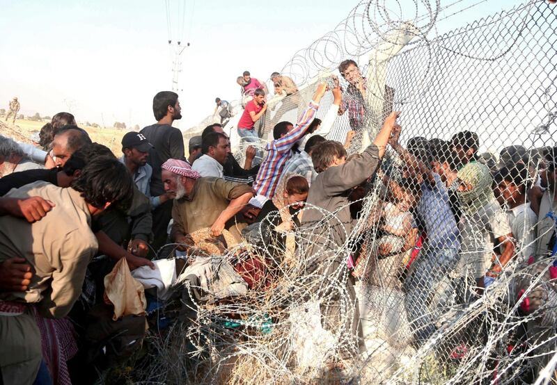 I profughi sfondano il confine tra Turchia e Siria 12