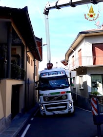 Nel Varesotto, cede il manto stradale: camion rimane incastrato 1