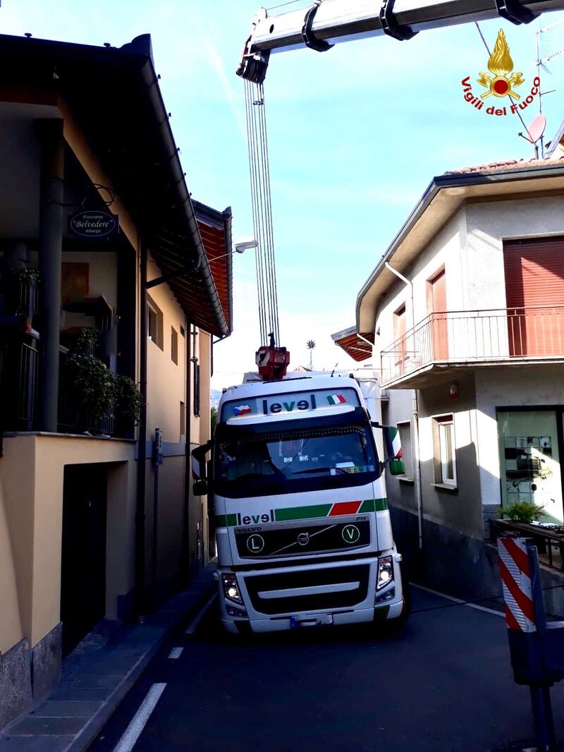 Nel Varesotto, cede il manto stradale: camion rimane incastrato 1