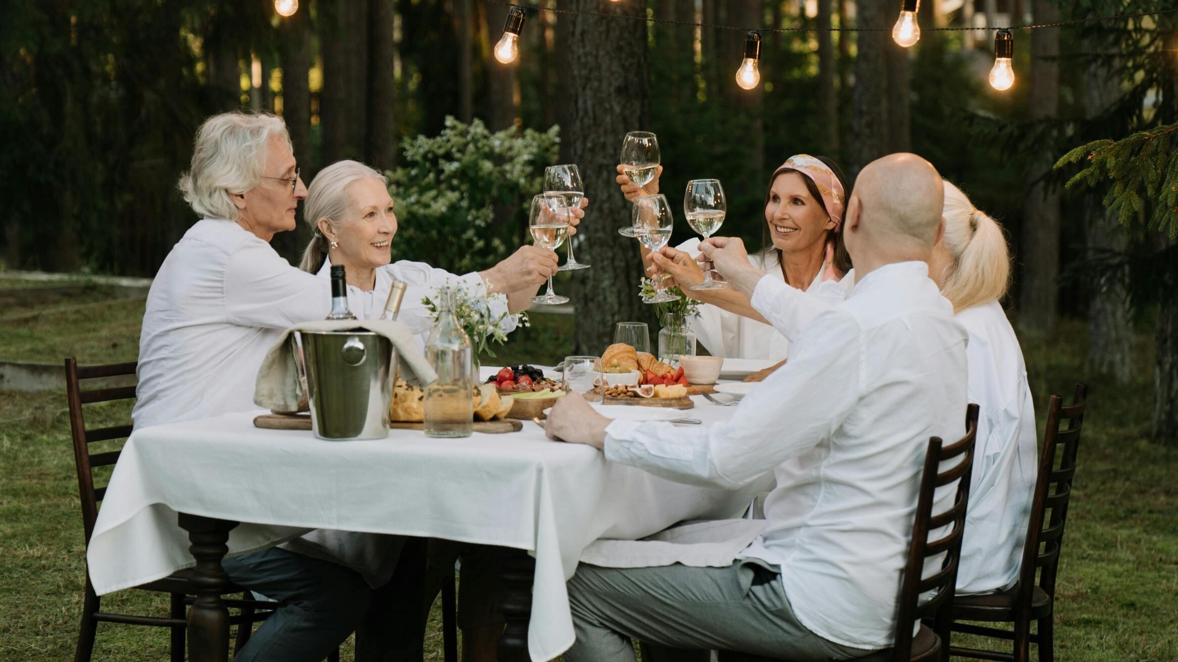 "Abbasso gli stereotipi". Il ritratto degli over 60: single e felici