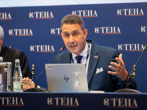Il salotto buono lo boccia in economia: “Costi fuori controllo”