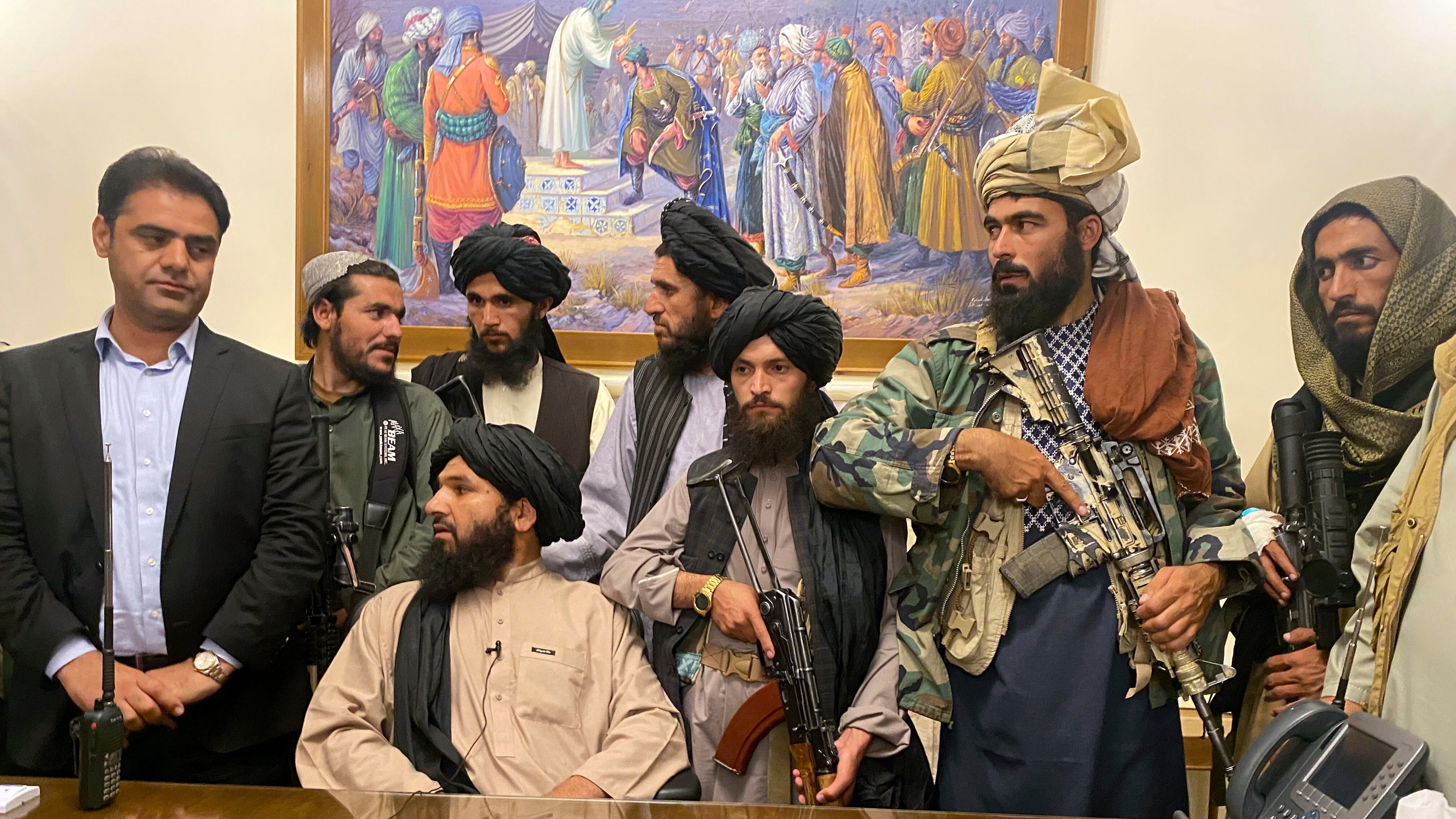 L'offerta di pace dei talebani: "Amnistia e nessuna vendetta. Donne al governo con la sharia"