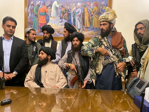 L'offerta di pace dei talebani: "Amnistia e nessuna vendetta. Donne al governo con la sharia"