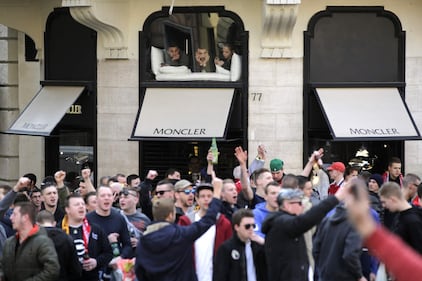 I tifosi del Feyenoord assaltano la Barcaccia di piazza di Spagna 11