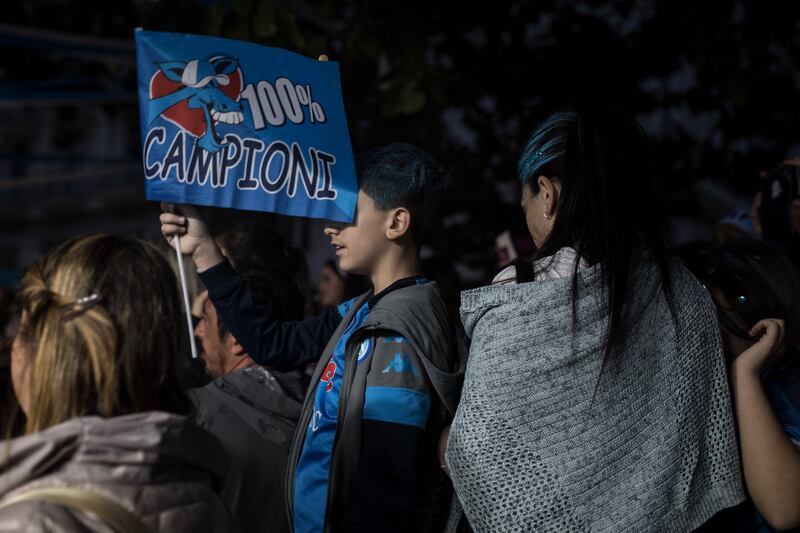 Il Napoli vince lo scudetto e la città impazzisce di gioia 9
