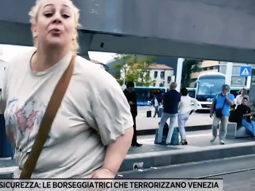 La borseggiatrice sputa addosso alla giornalista di Fuori dal Coro: ecco cosa è successo