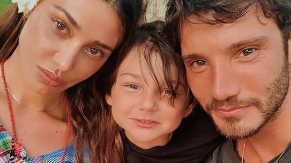 "Mi piaci tanto", "Sei la mia vita": Belen e Stefano romantici. Ma qualcuno non ci crede
