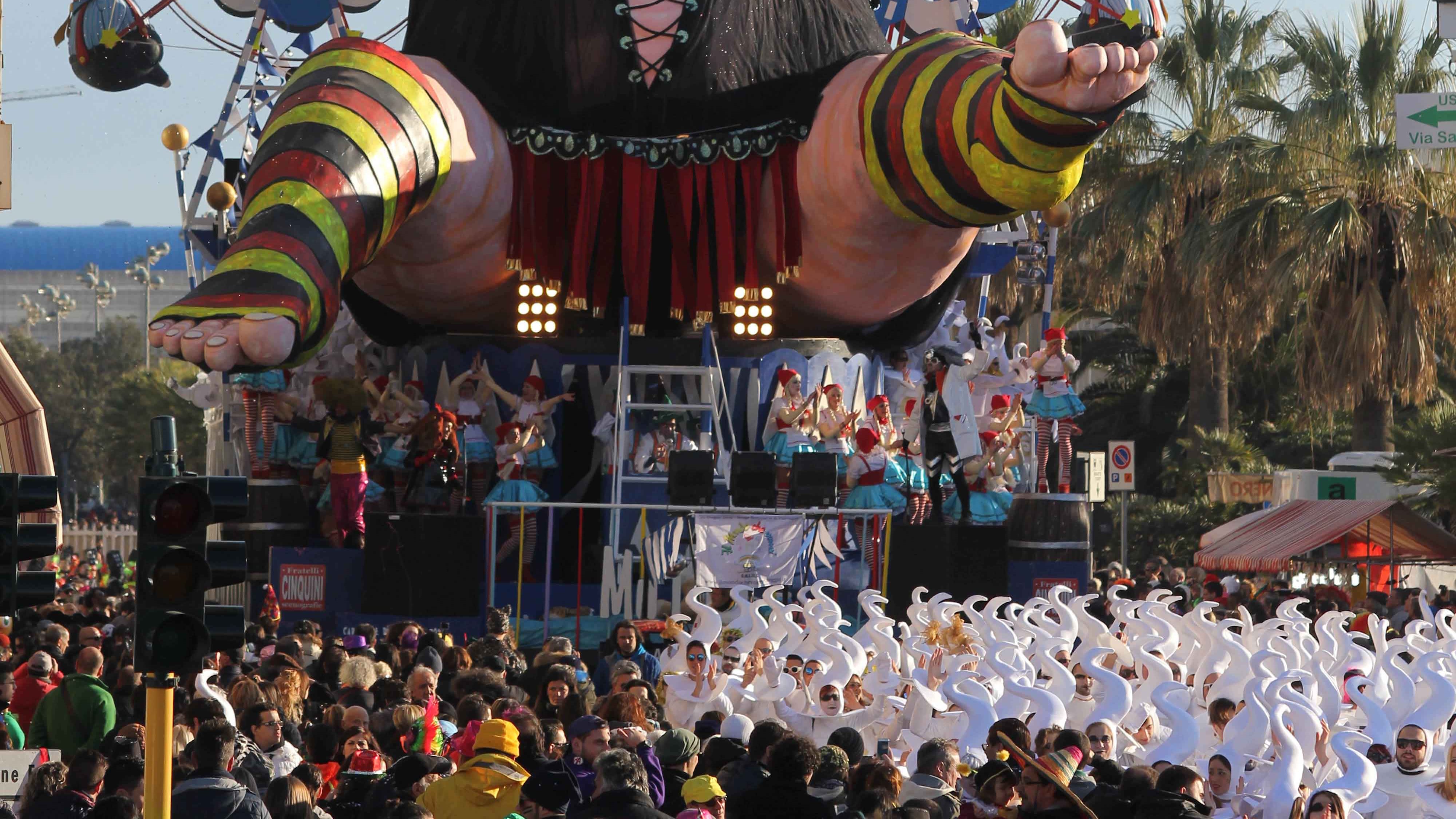 Merkel sfila a seno nudo al Carnevale di Viareggio