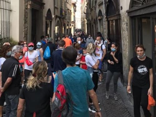 Folla nei vicoli di Bergamo Alta, Gori: “Non sono bastati centinaia di morti?”
