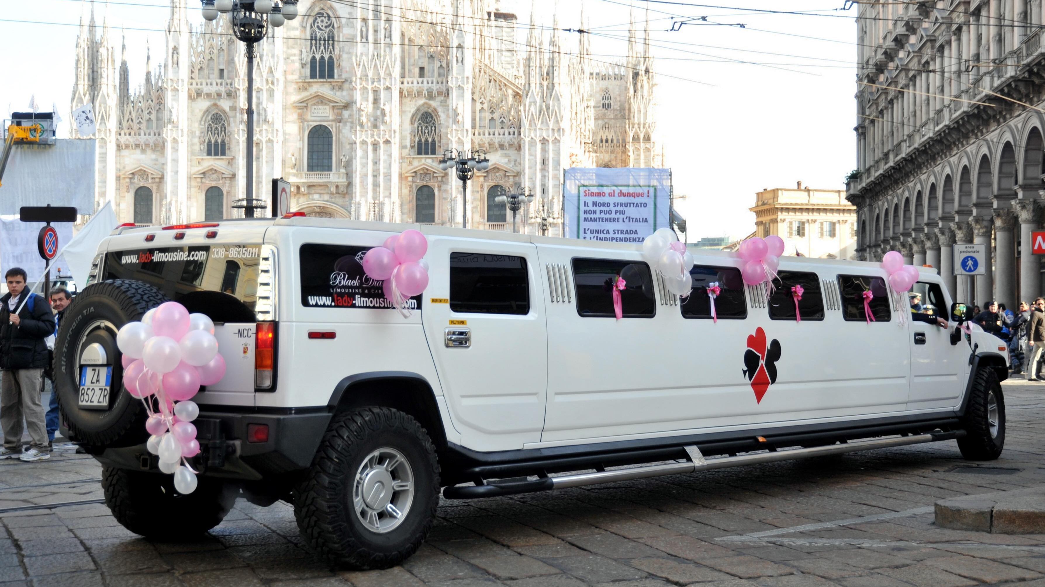 Limousine come alcove Sesso e spogliarelli a duecento euro l'ora