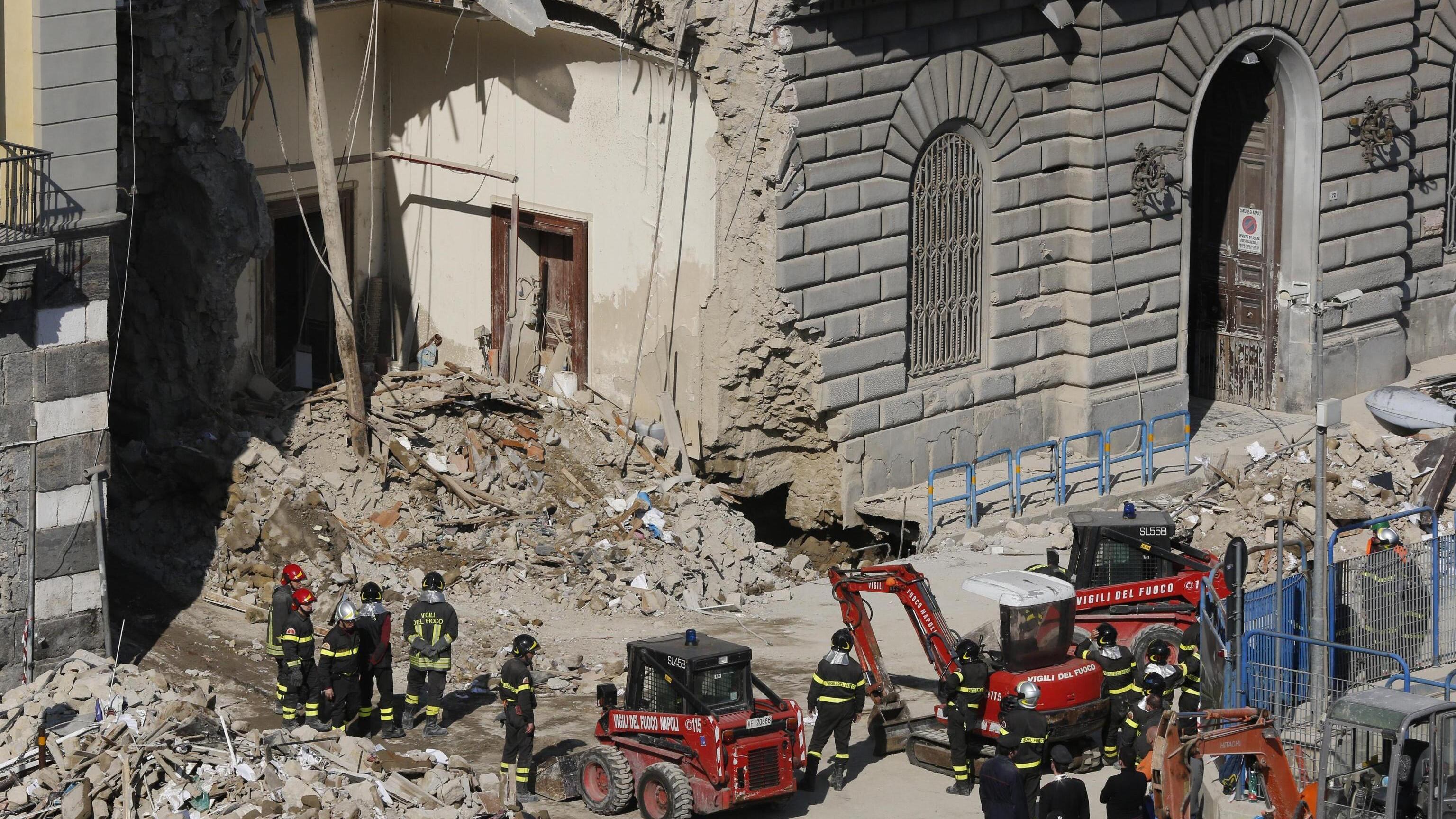 Crolla un palazzo, nessuna vittima E la gente ringrazia San Gennaro