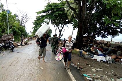 L'Indonesia devastata dalla furia dello tsunami 7