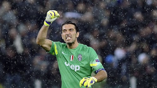 Ilaria D'Amico e Gigi Buffon, passione in piscina e pancino sospetto 25