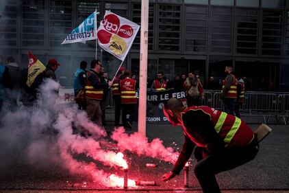 Francia, cortei a Parigi contro riforma trasporti 11