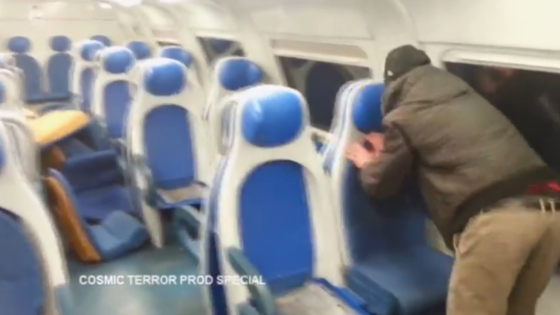 Vandali devastano il treno Milano-Laveno