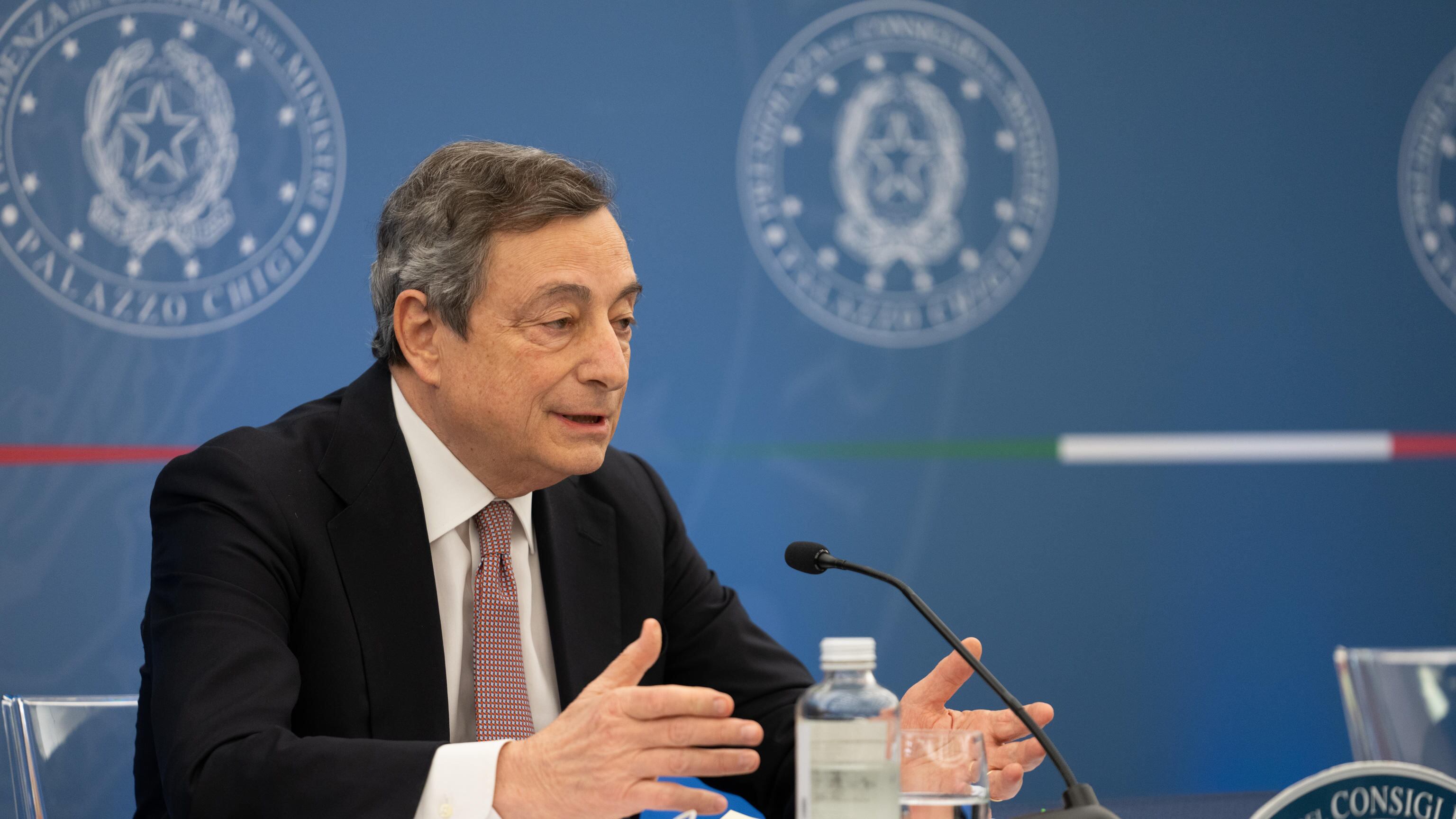 Un mini-bazooka di aiuti al Paese: "Governo bellissimo ora barra a dritta"