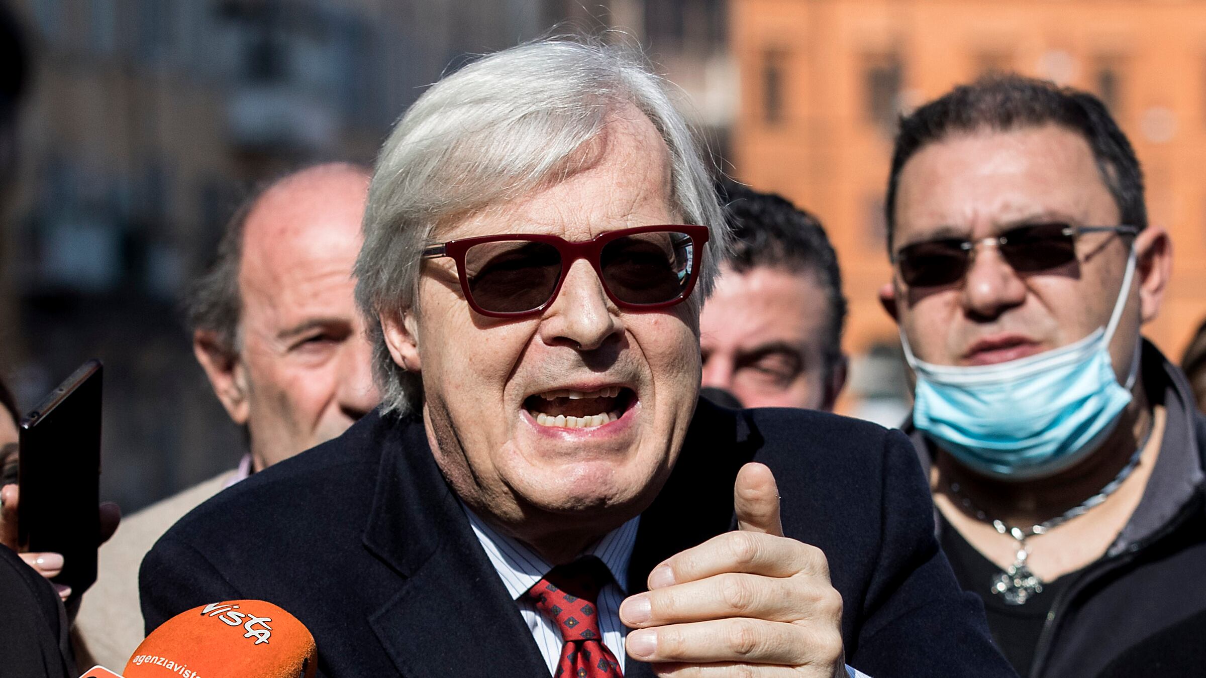 "Vai in Polonia", "Vai a fare in c...": lite tra Sansonetti e Sgarbi