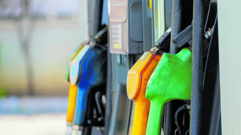 Caro-carburanti, verso la proroga del taglio delle accise. E l’Ue apre a un confronto sugli extraprofitti