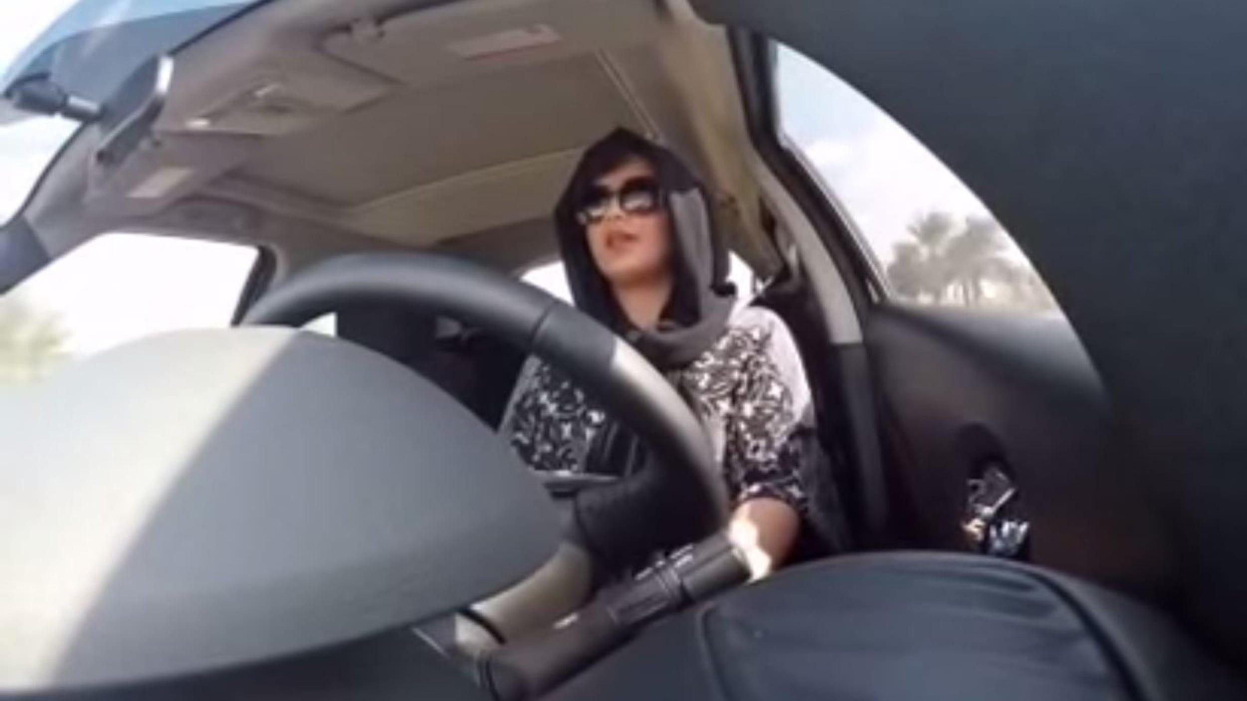 Arabia Saudita, svolta storica: donne potranno guidare l'auto