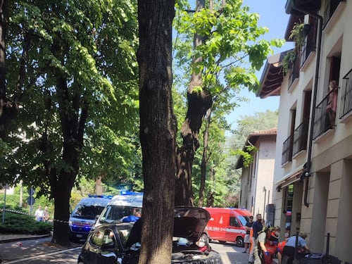 L'auto travolge i tavolini del bar: paura e feriti in Brianza