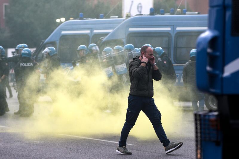 Scontri tra tifosi prima del derby Lazio-Roma: le immagini 12