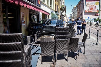 Milano, Suv si schianta contro un ristorante 11