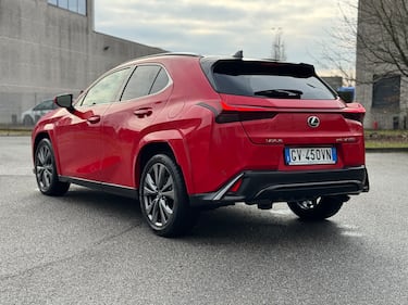 Lexus UX 300h: guarda la gallery del crossover premium giapponese 12