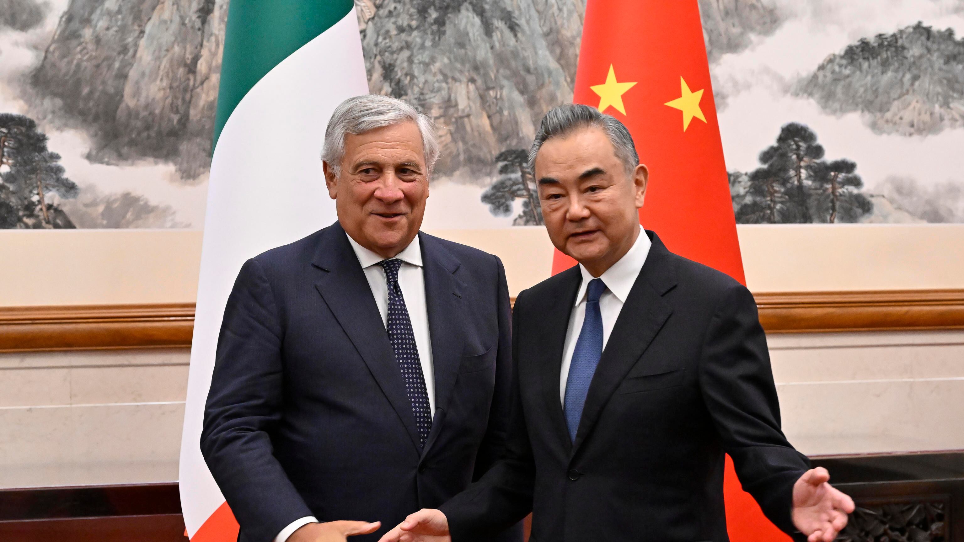 "Una nuova era con la Cina". Il piano di Tajani per superare la Via della Seta