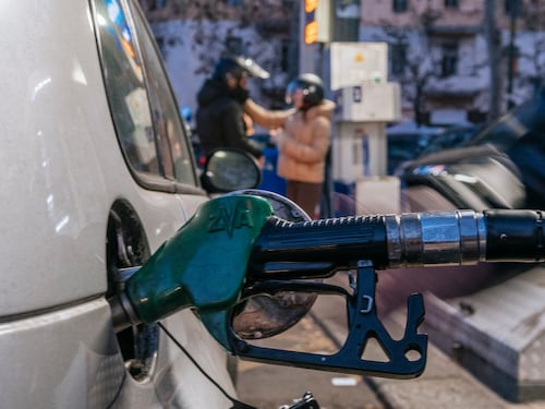 “Irregolare il 20% degli impianti”, il fenomeno dei carburanti annacquati preoccupa: la finanza sequestra 10 tonnellate