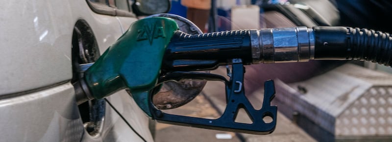 “Irregolare il 20% degli impianti”, il fenomeno dei carburanti annacquati preoccupa: la finanza sequestra 10 tonnellate