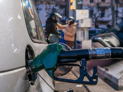 Il caro benzina rovina le ferie degli italiani. Sulla A8 il record: 2,7 euro per litro